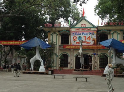 Nhặt lá mai, làm ngựa giấy đón Tết trong…Tù